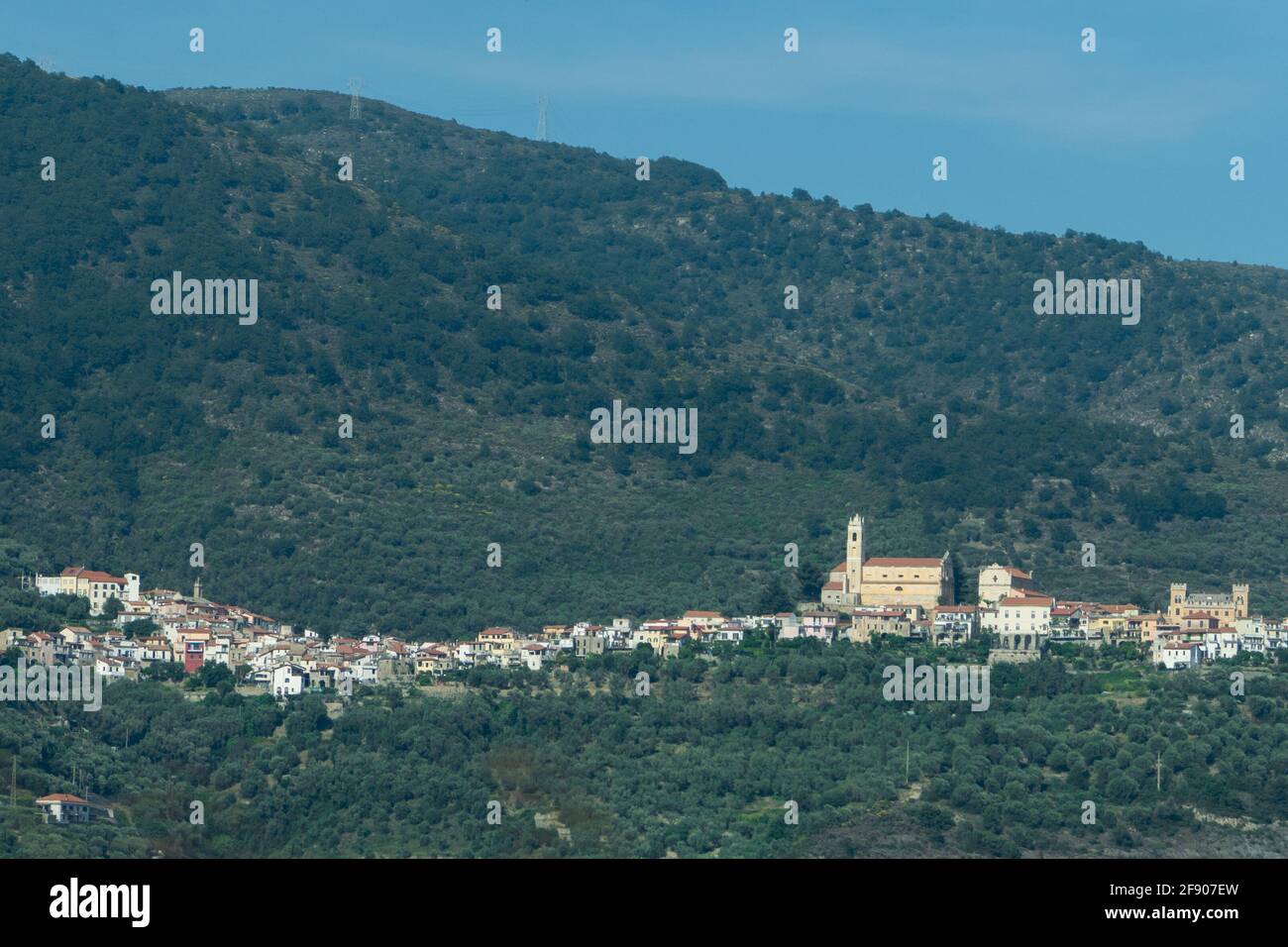 Village dans les montagnes sud françaises près de Monaco Banque D'Images