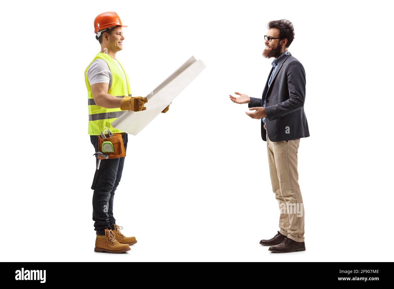 Prise de vue de profil sur toute la longueur d'un constructeur avec un plan parler à un homme barbu isolé sur fond blanc Banque D'Images