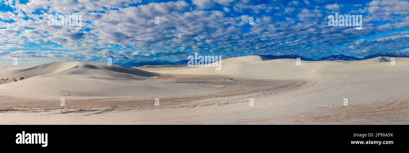 Dunes de sable sous ciel nuageux, parc national de White Sands, Nouveau-Mexique, États-Unis Banque D'Images