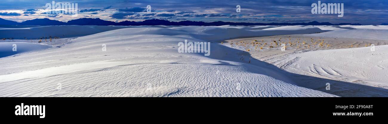 Dunes de sable sous ciel nuageux, parc national de White Sands, Nouveau-Mexique, États-Unis Banque D'Images