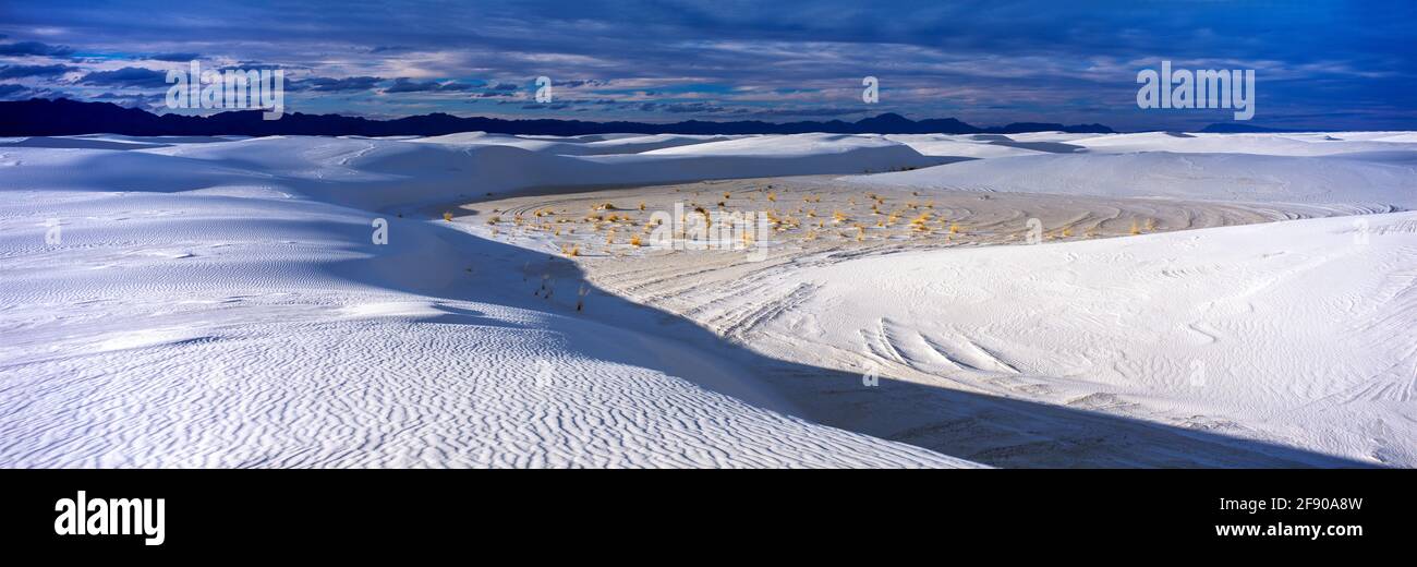 Dunes de sable sous ciel nuageux, parc national de White Sands, Nouveau-Mexique, États-Unis Banque D'Images
