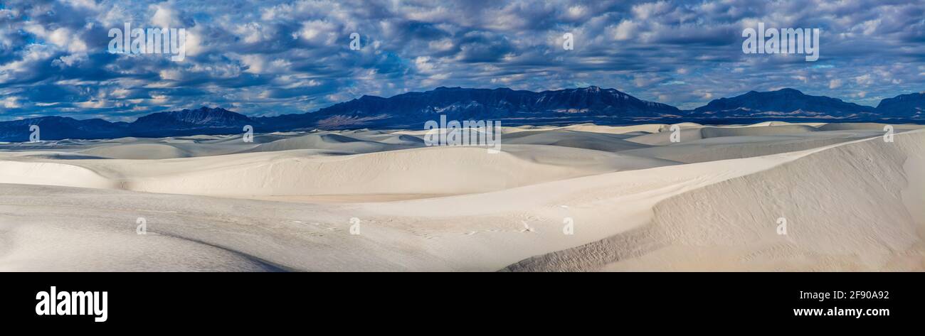 Dunes de sable sous ciel nuageux, parc national de White Sands, Nouveau-Mexique, États-Unis Banque D'Images