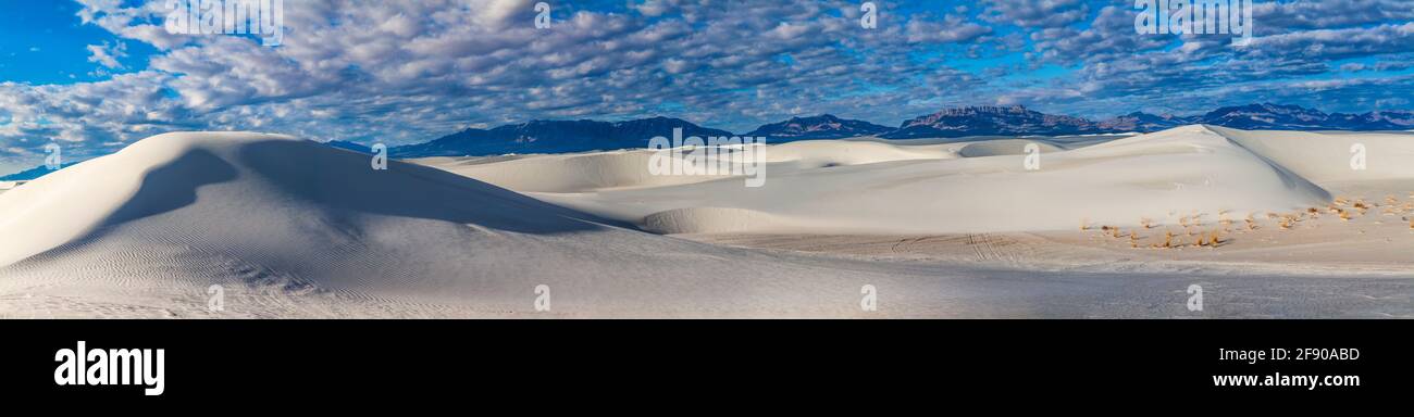 Dunes de sable sous ciel nuageux, parc national de White Sands, Nouveau-Mexique, États-Unis Banque D'Images