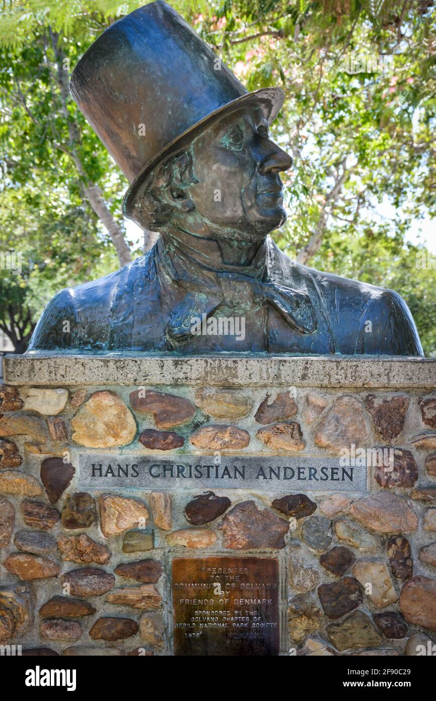 Un buste sculptural de Hans Christen Andersen portant un chapeau haut dans un parc de homonyme avec plaque de dédicace dans le village danois de Solvang, CA Banque D'Images