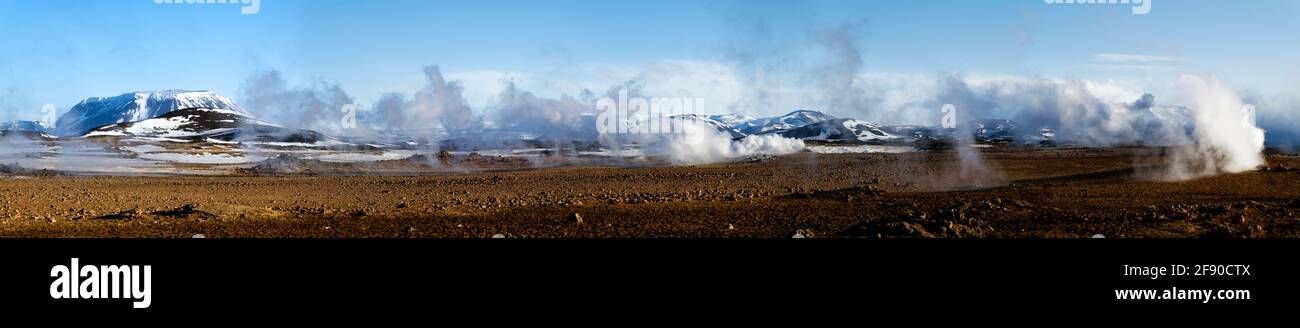 Paysage brun aride avec nuages, Islande Banque D'Images