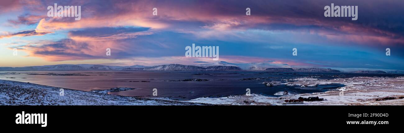 Paysage côtier avec ciel nuageux au coucher du soleil, Islande Banque D'Images