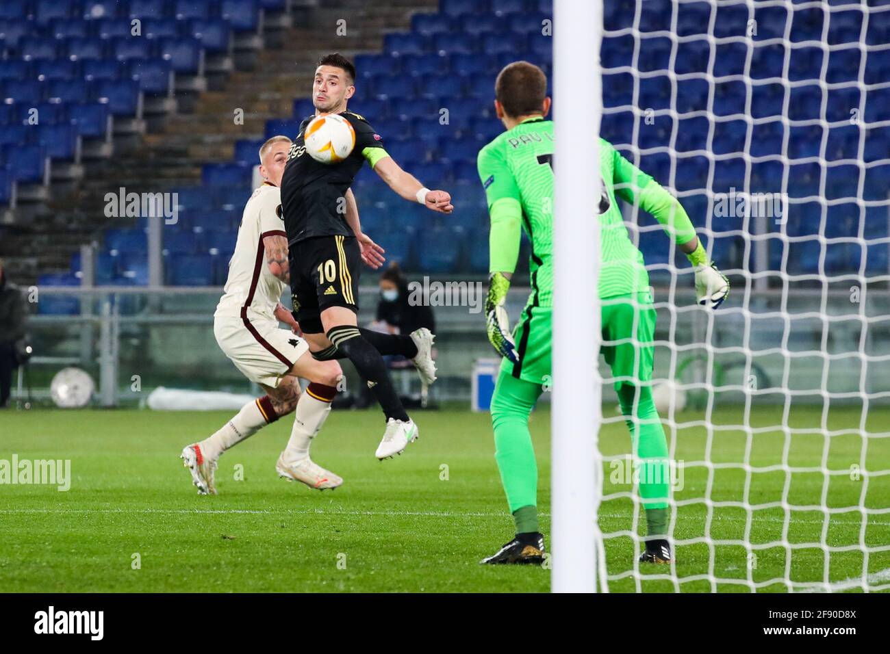 ROMA, ITALIE - AVRIL 15 : Rick Karsdorp d'AS Roma, Dusan Tadic d'Ajax et gardien de but Pau Lopez d'AS Roma lors de la finale du quartier de l'UEFA Europa League Quarter : Banque D'Images