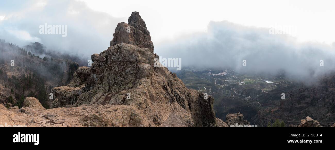 Vue panoramique sur 'Pico de las Nieves', près de Tejeda entouré de nuages sur l'île de Gran Canaria. Concept de la nature Banque D'Images