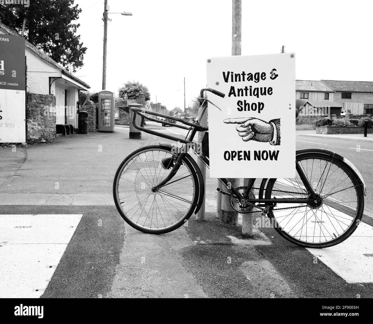 2021 avril - une vieille boucherie Pashley utilisée pour faire la publicité d'une boutique d'antiquités et de produits anciens dans le village de Cheddar, dans le Somerset. Banque D'Images