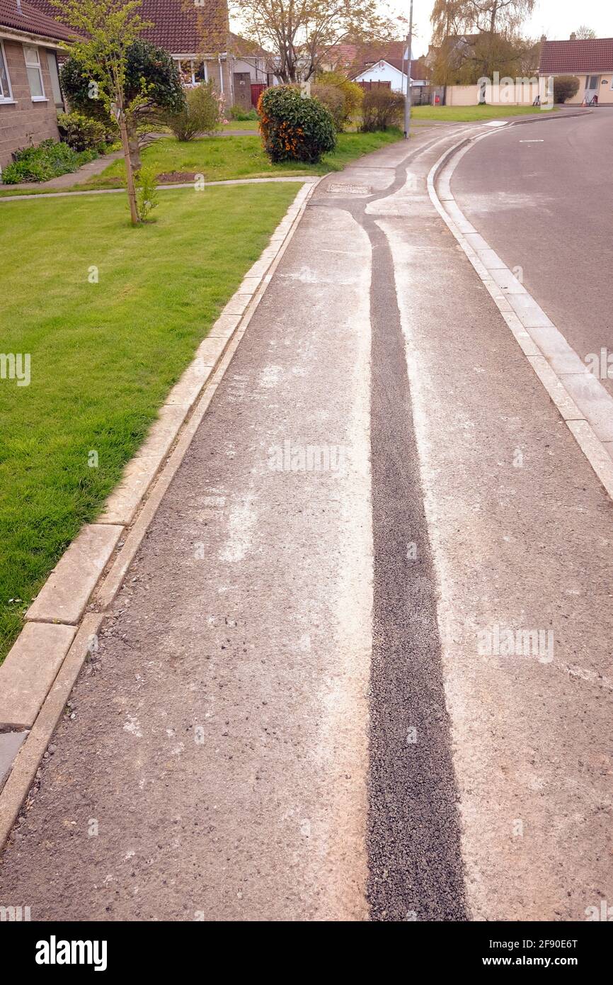 Avril 2021 - réparations de la chaussée dans une résidence pour l'installation d'un réseau de données par câble. Banque D'Images