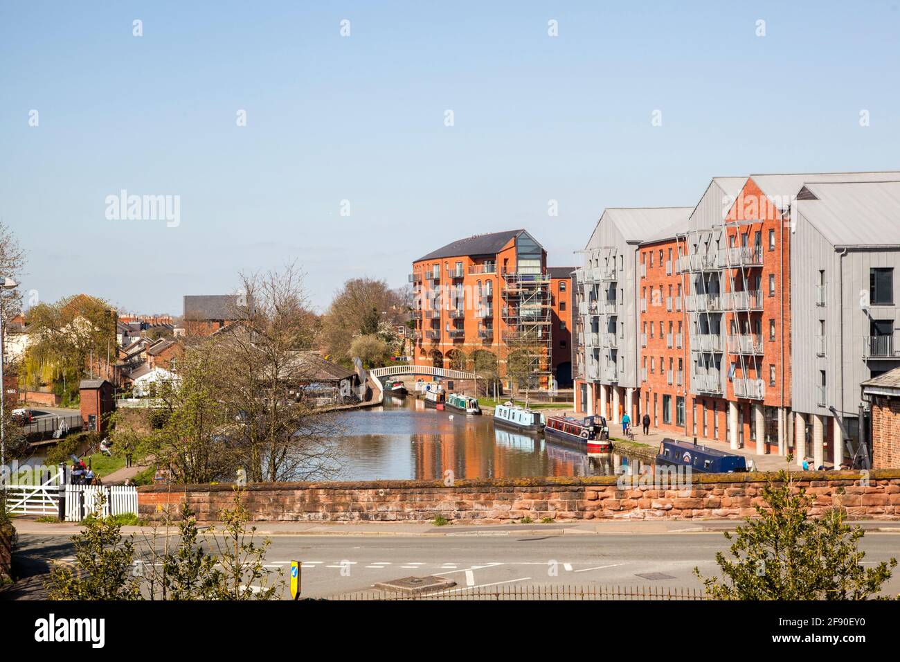 Appartements et bateaux étroits sur le canal Union de Shropshire En traversant la ville de Cheshire, Chester, en Angleterre Banque D'Images