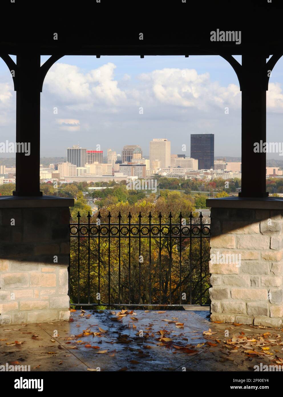 Dayton Skyline depuis le Woodland Cemetery Lookout Pavilion. Automne. Woodland Cemetery, Dayton, Ohio, États-Unis. Banque D'Images