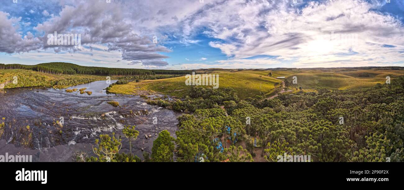 Vue panoramique de la zone de camping dans une forêt d'araucaria par un belle rivière sous le soleil couchant Banque D'Images