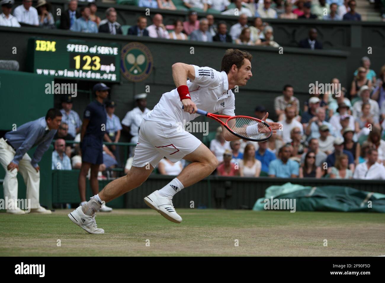 Andy Murray se démène pour un tir lors de son match de demi-finale contre Rafael Nadal à Wimbledon en 2010. Banque D'Images