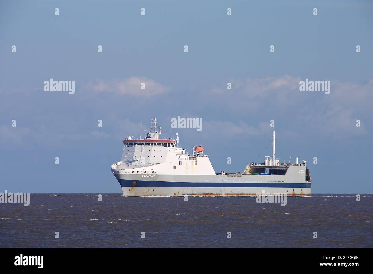 RO-RO (Roll On - Roll Off) Le cargo Somerset entre dans le port de Harwich Banque D'Images