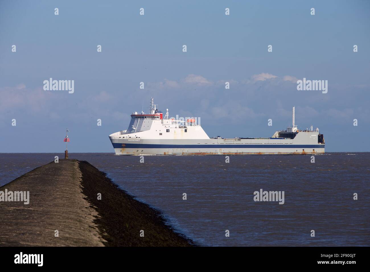 RO-RO (Roll On - Roll Off) Le cargo Somerset entre dans le port de Harwich Banque D'Images