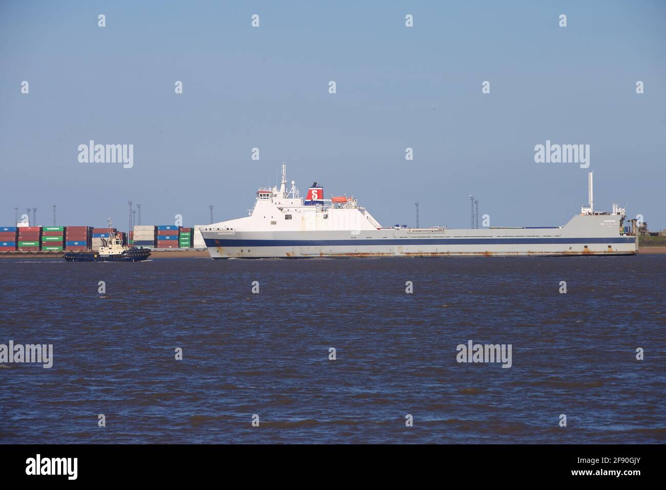 RO-RO (Roll On - Roll Off) Le cargo Somerset entre dans le port de Harwich Banque D'Images