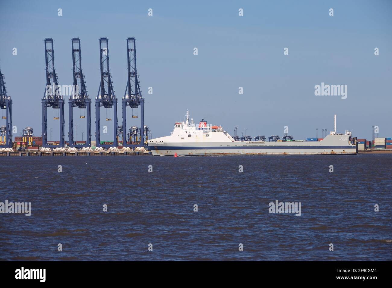 RO-RO (Roll On - Roll Off) Le cargo Somerset entre dans le port de Harwich Banque D'Images