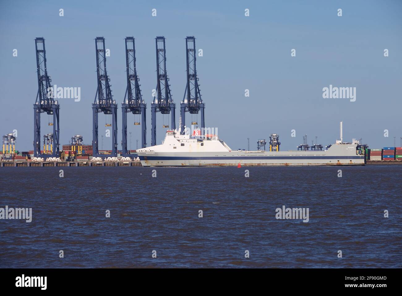 RO-RO (Roll On - Roll Off) Le cargo Somerset entre dans le port de Harwich Banque D'Images