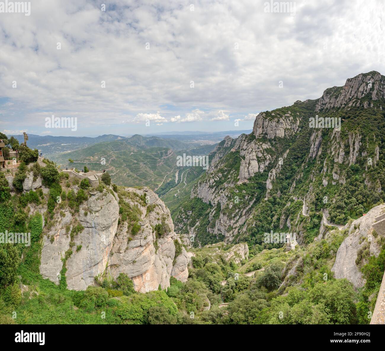 Vue panoramique à angle élevé vers la vallée de la rivière Llobregat depuis l'abbaye de Montserrat, près de Barcelone, Catalogne, Espagne. Banque D'Images