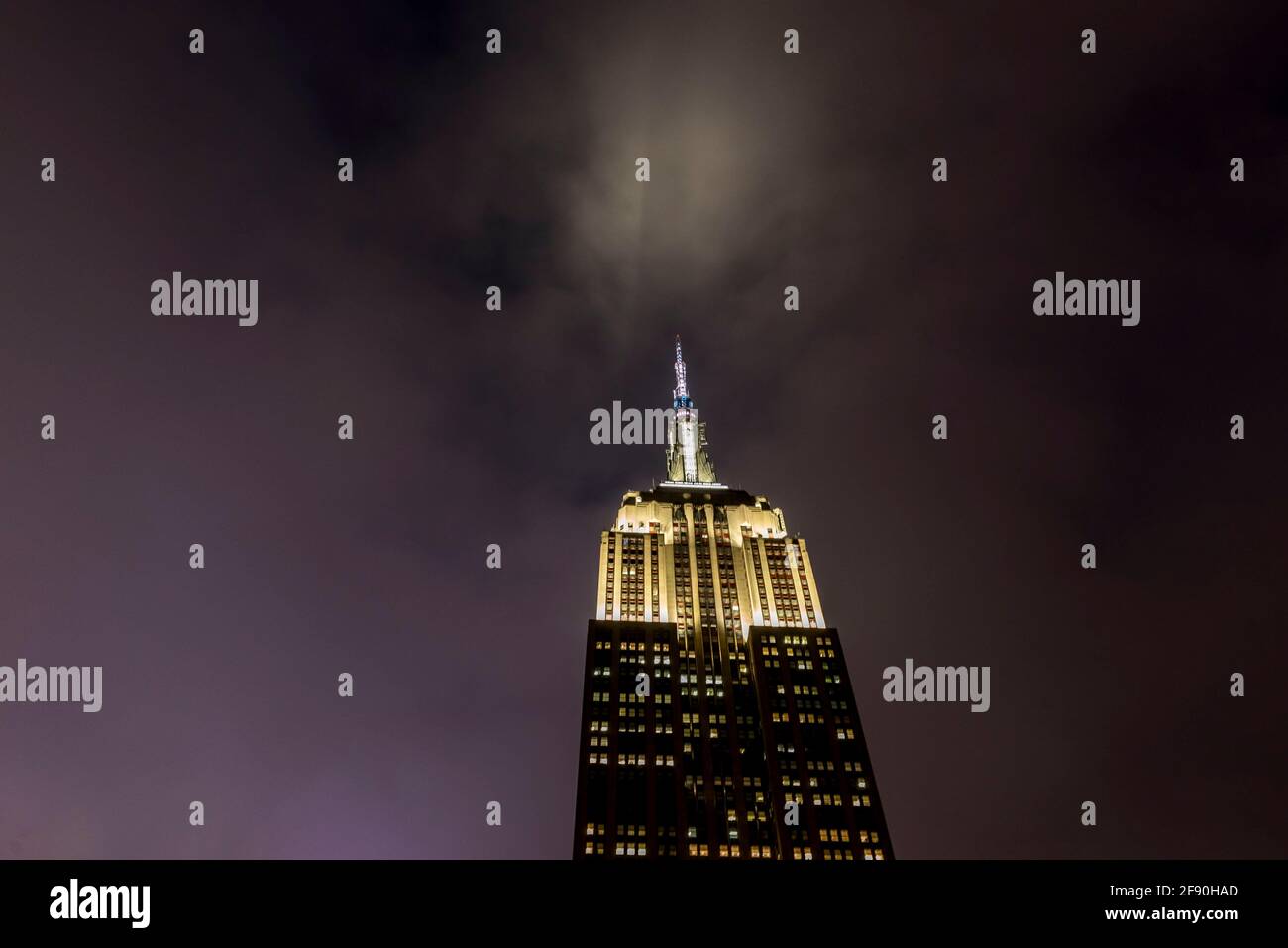 Vue sur l'Empire State Building la nuit. Banque D'Images