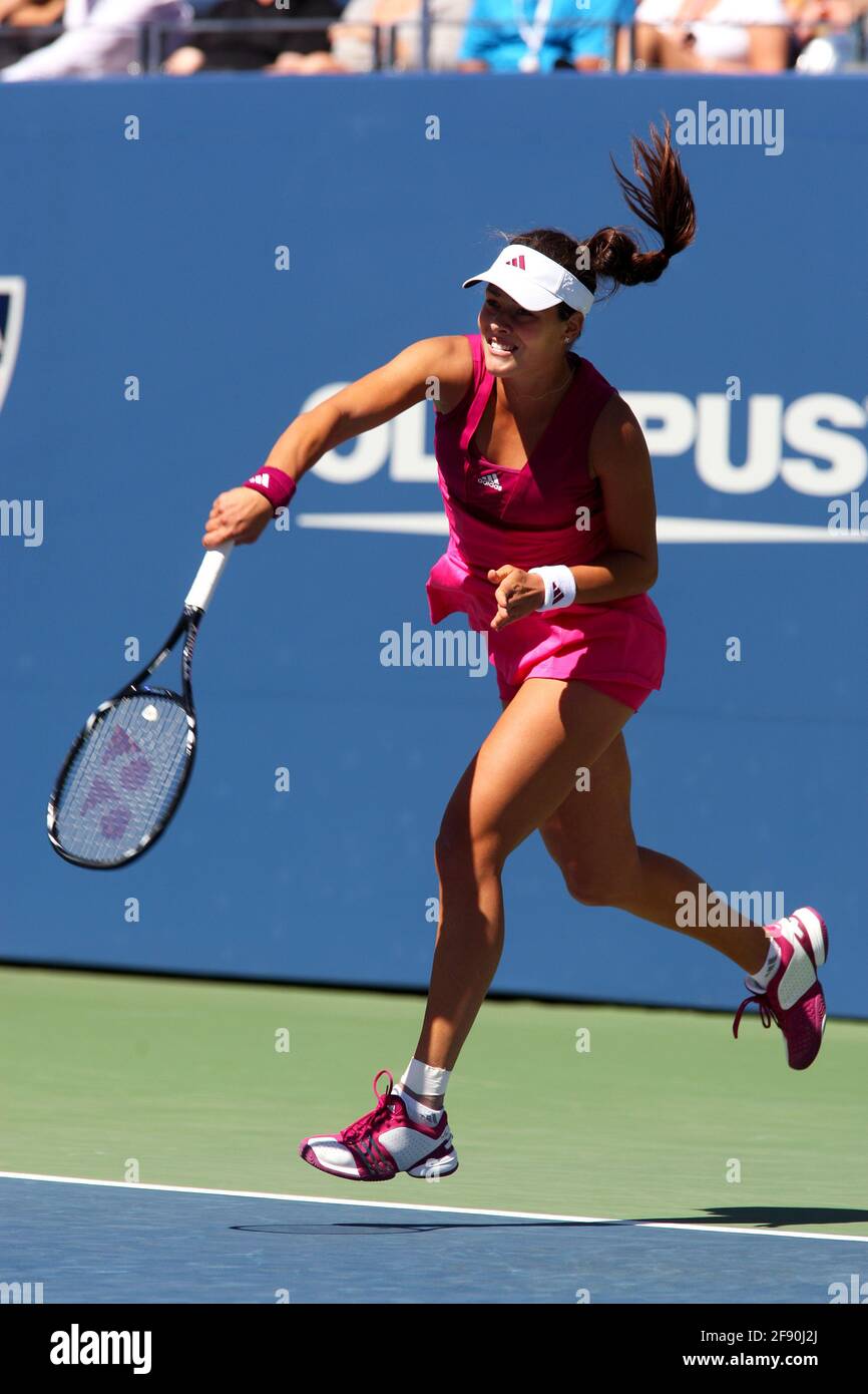 Ana Ivanovic, de Serbie, en action contre Kim Clijsters, de Belgique, lors du quatrième tour de match à l'US Open à Flushing Meadow, New York. Banque D'Images