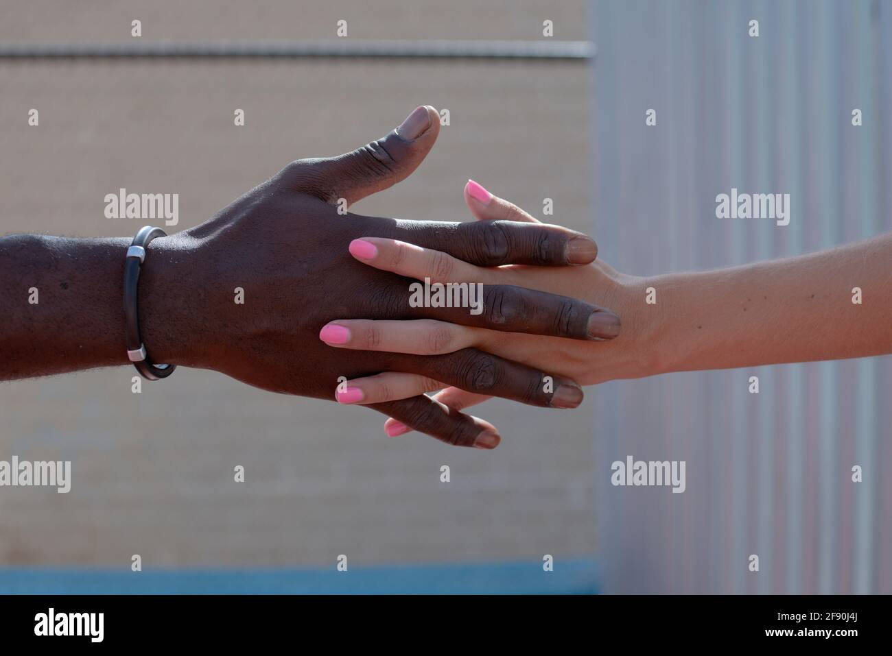 Gros Plan Des Mains Entrelacees D Un Noir L Homme Et Un Coup Photo Stock Alamy