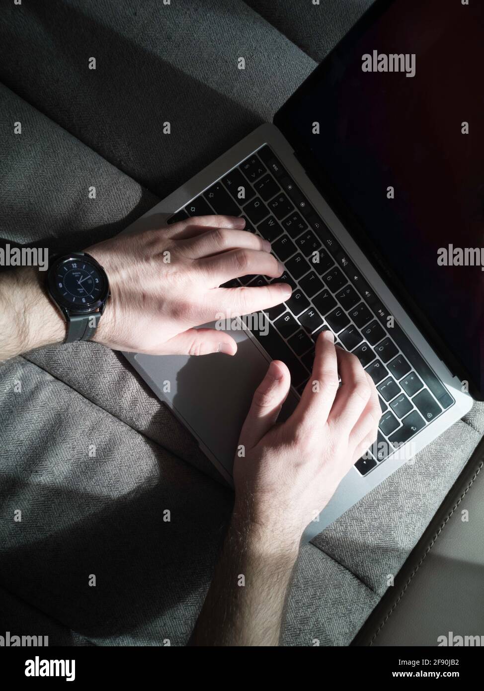 Mains de l'homme sur le clavier de l'ordinateur portable. Vue de dessus. Banque D'Images