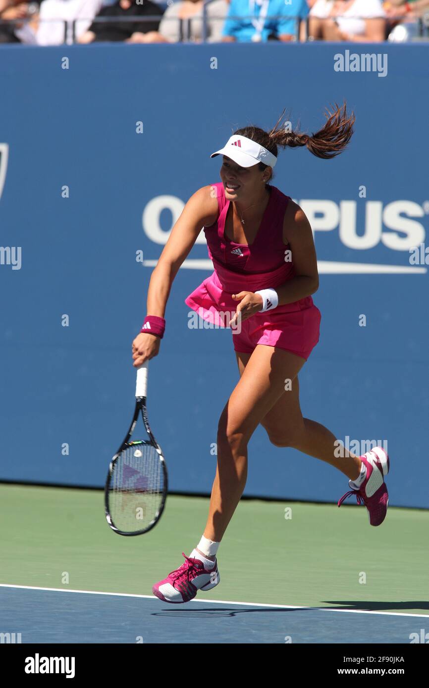 Ana Ivanovic, de Serbie, en action contre Kim Clijsters, de Belgique, lors du quatrième tour de match de l'US Open 2010 à Flushing Meadow, New York. Banque D'Images