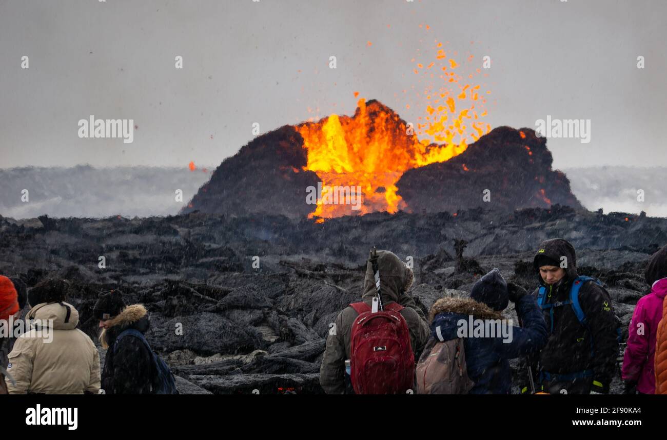 L'éruption volcanique de 2021 au Mont Fagradalsfjall, dans le sud-ouest de l'Islande. L'éruption s'est produite à seulement 30 km de la capitale de Reykjavík. Banque D'Images