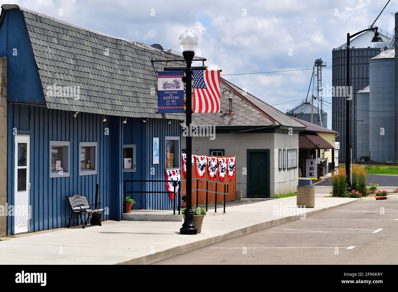 Ashton, Illinois, États-Unis. Main Street dans une très petite ville du Midwest des États-Unis, ponctuée par ses racines agricoles avec des silos à grains. Banque D'Images