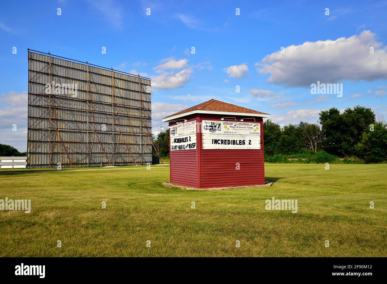 Earville, Illinois, États-Unis. Une tranche d'américain et un lien vers une autre époque, un drive-in film thheater encore en fonctionnement dans la petite commune rurale d'EA Banque D'Images