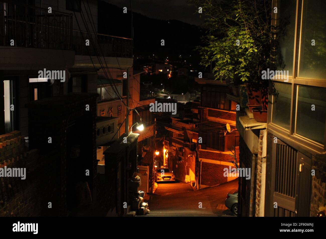 Vue nocturne du taxi qui se rend dans une ruelle étroite, à Séoul, en Corée Banque D'Images