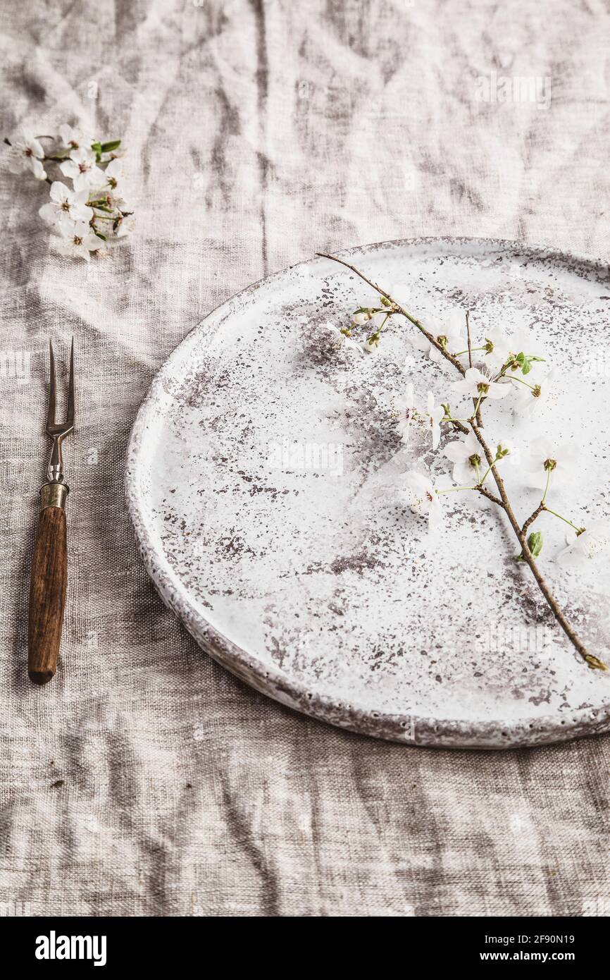 Assiette grise avec fleur Banque D'Images