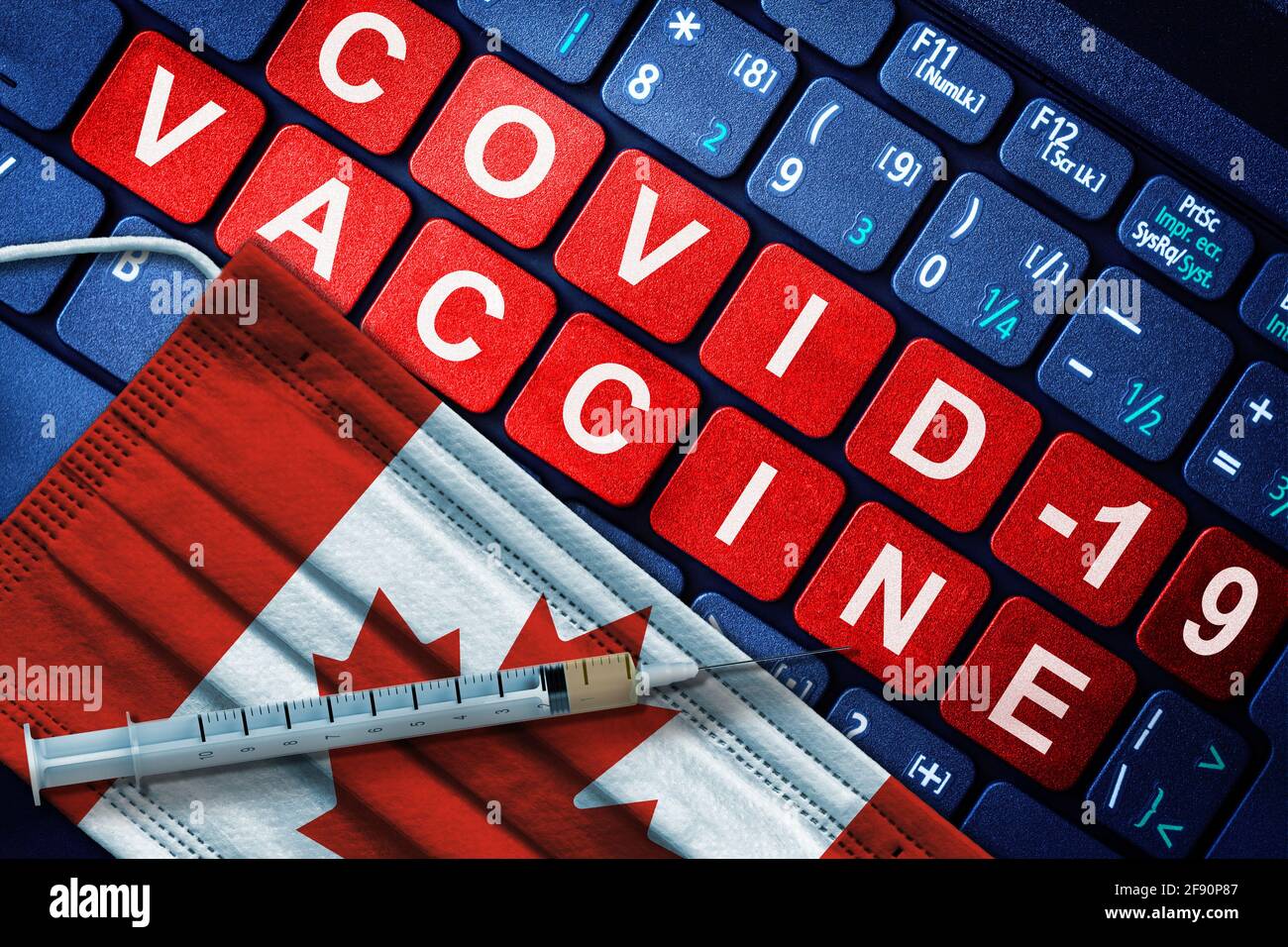 Vaccin COVID-19 au Canada avec seringue et masque facial avec drapeau canadien et message sur le vaccin sur le clavier de l'ordinateur. Concept de Covid vaccinatio Banque D'Images