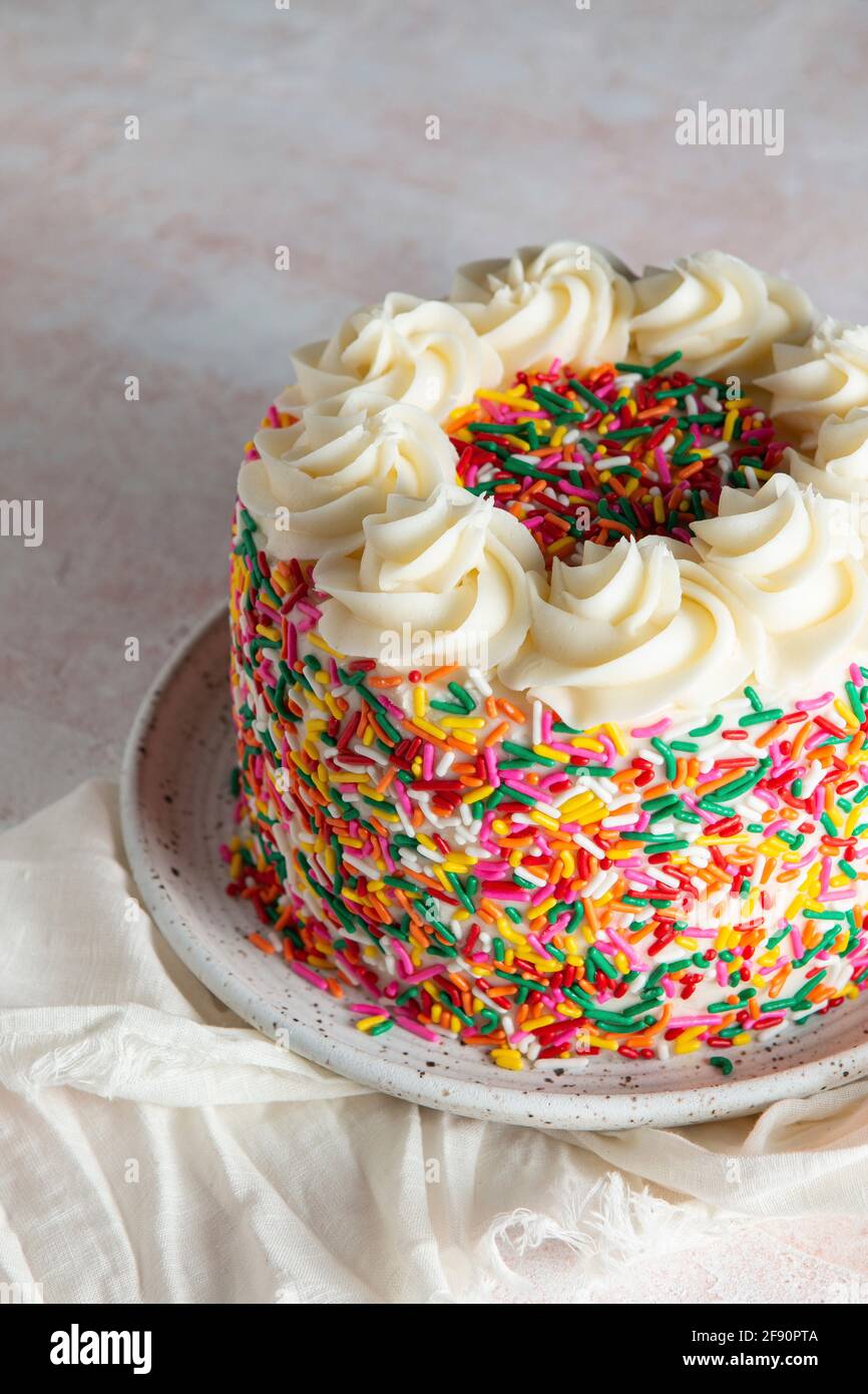 Saupoudrer Le Gateau De Creme Au Beurre A La Vanille Photo Stock Alamy