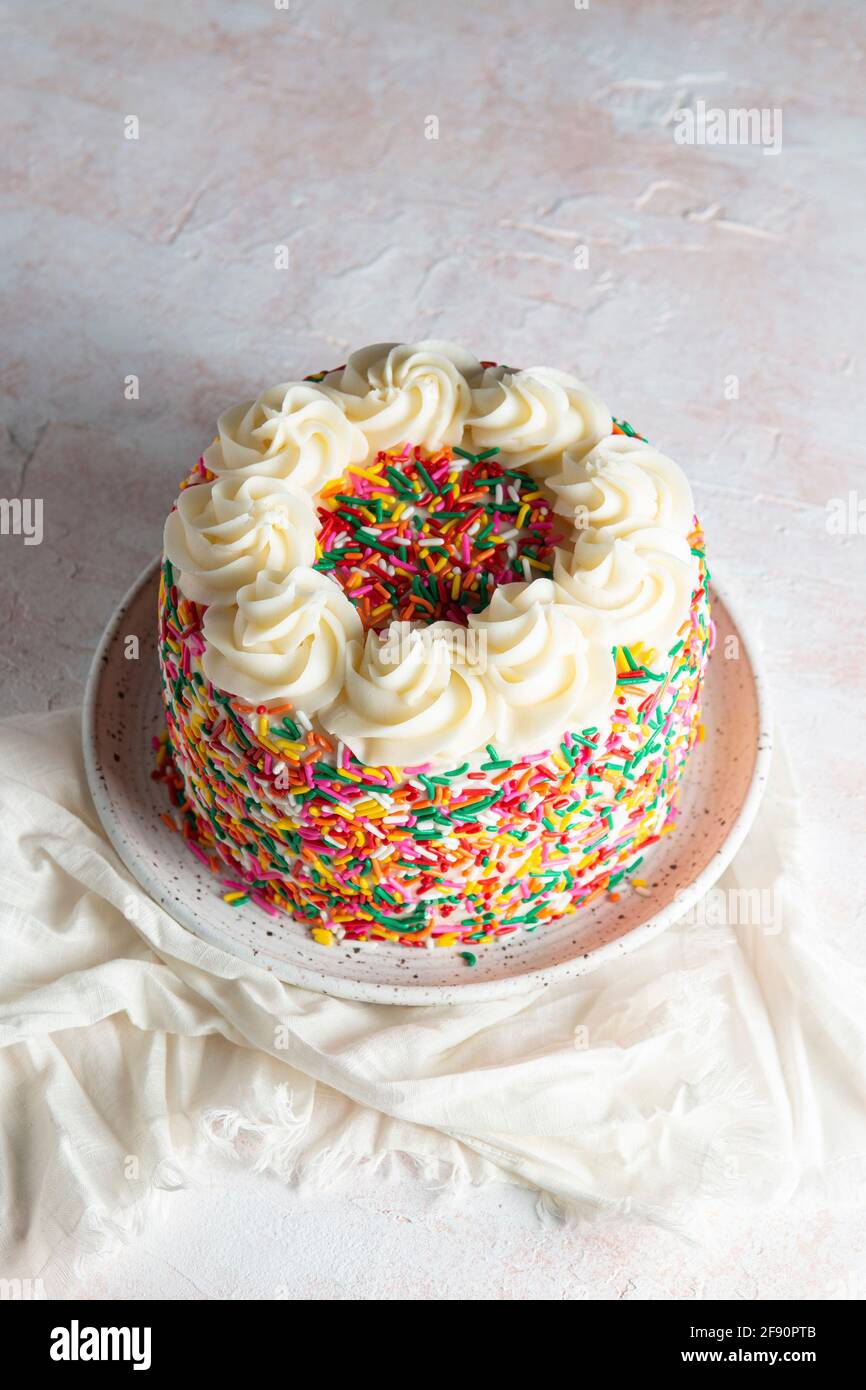 Saupoudrer Le Gateau De Creme Au Beurre A La Vanille Photo Stock Alamy