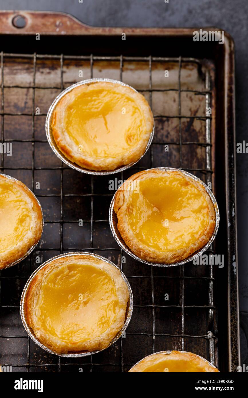 Crème anglaise aux œufs portugais cuite au four, pastel de Nata, Tart on grille de refroidissement Banque D'Images