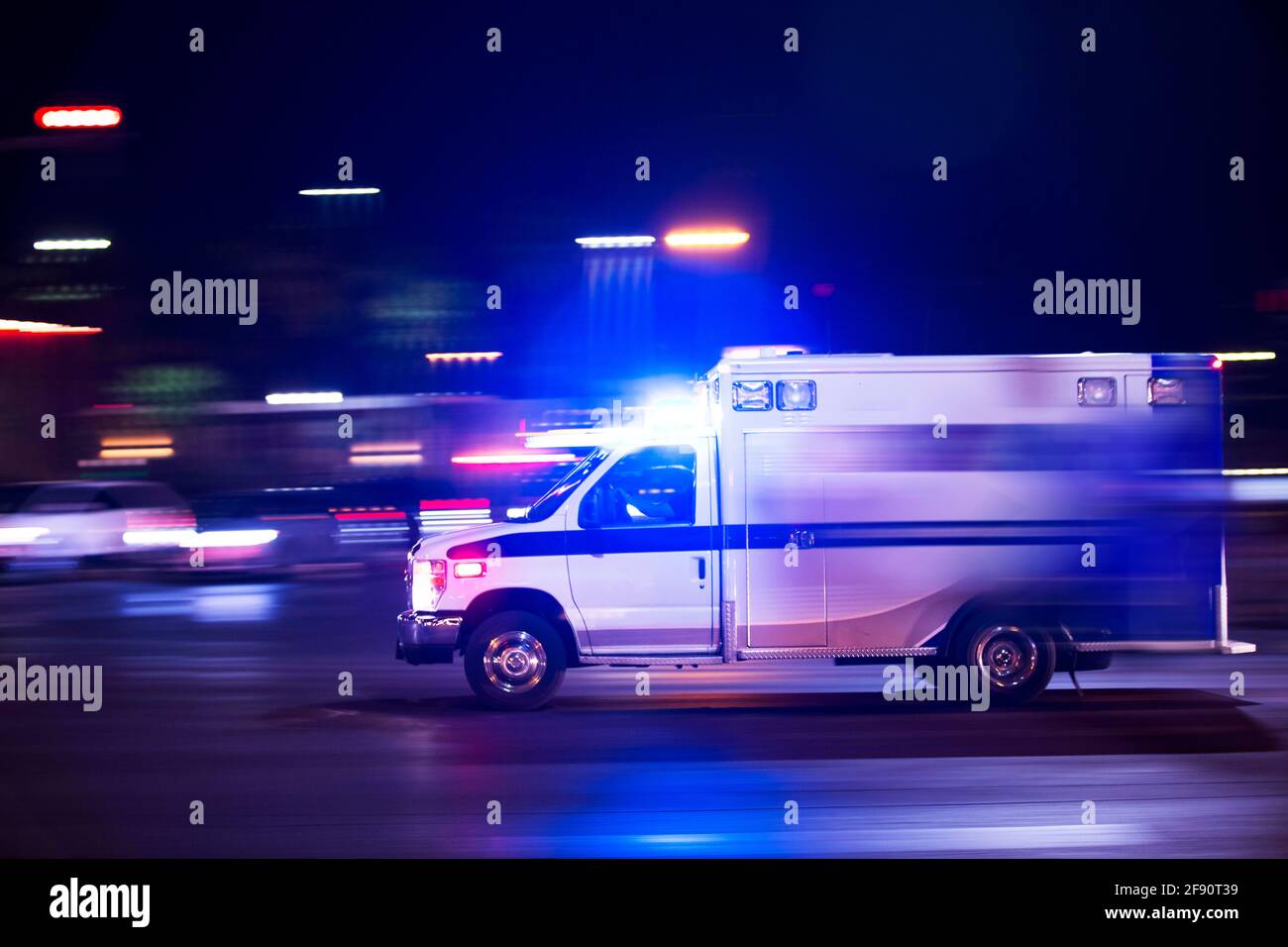 Une ambulance se lance pour répondre aux situations d'urgence. Banque D'Images