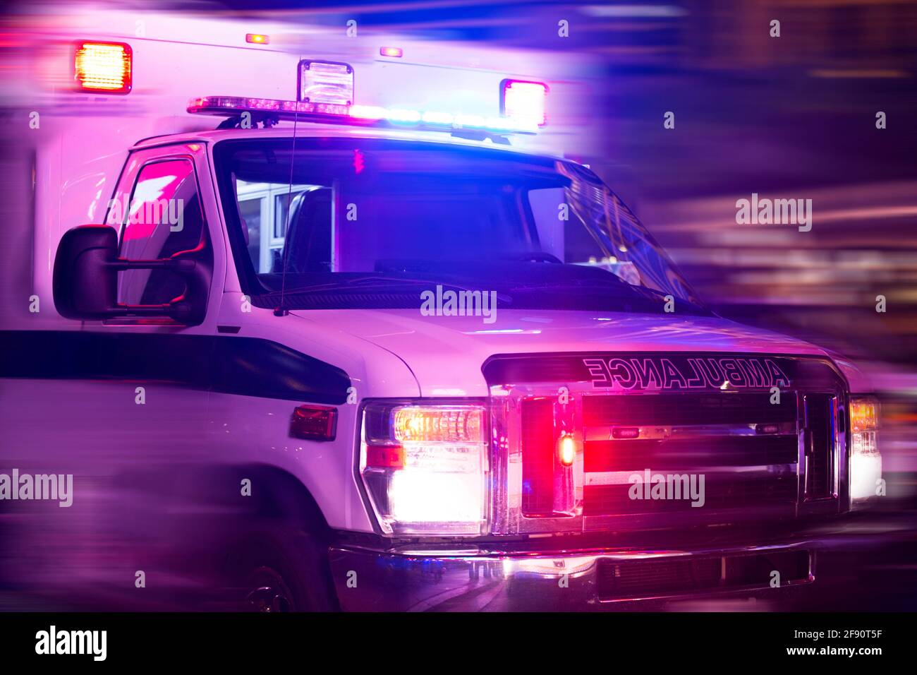 Une ambulance se lance pour répondre aux situations d'urgence. Banque D'Images