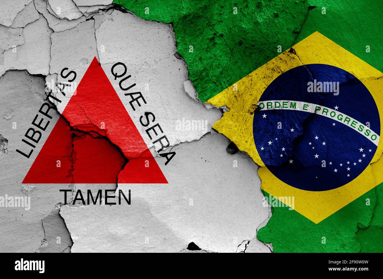 Drapeaux de Minas Gerais et Brésil peints sur un mur fissuré Banque D'Images