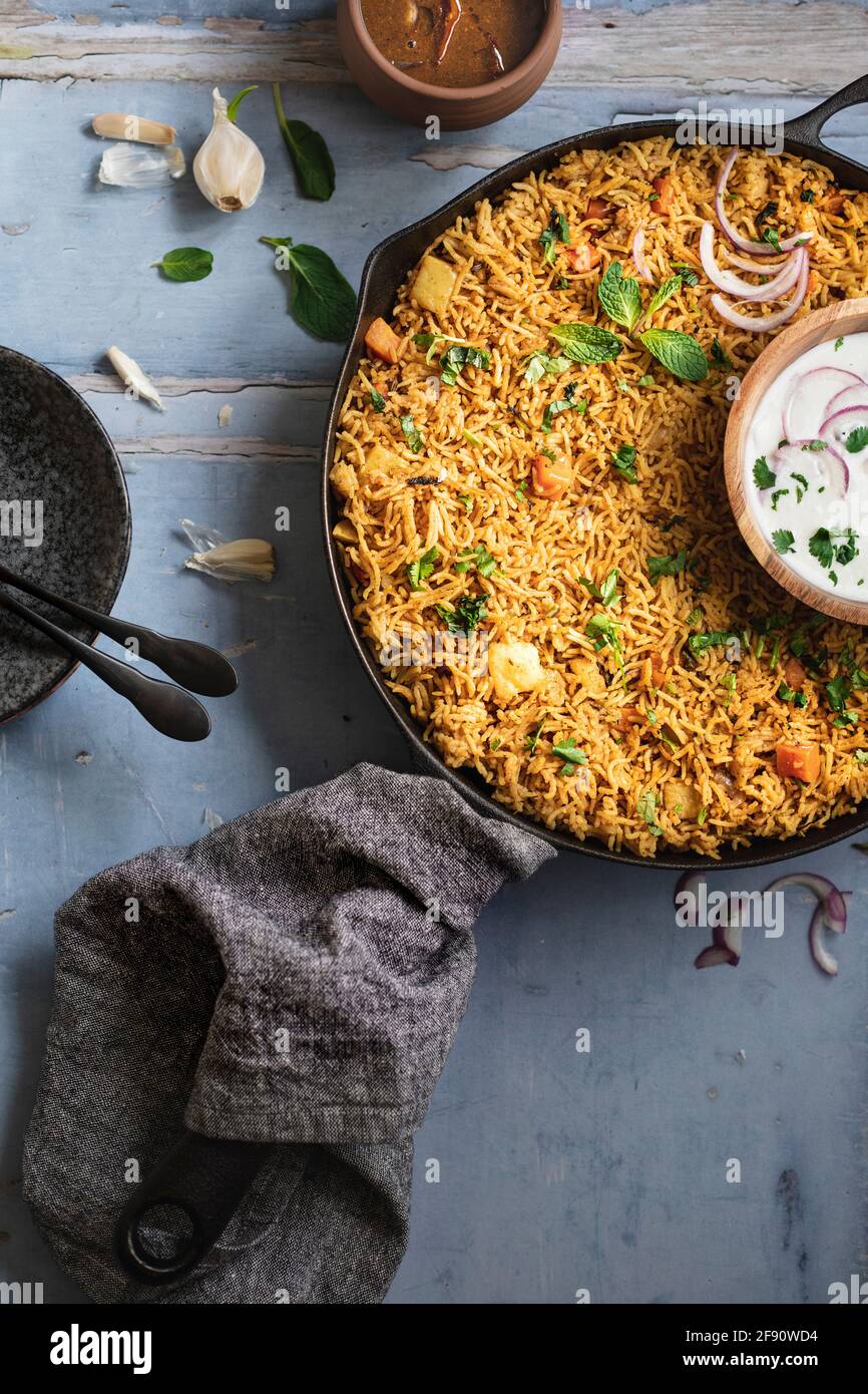 Biryani de légumes dans un moule en fonte, avec Raita et Salan, Banque D'Images