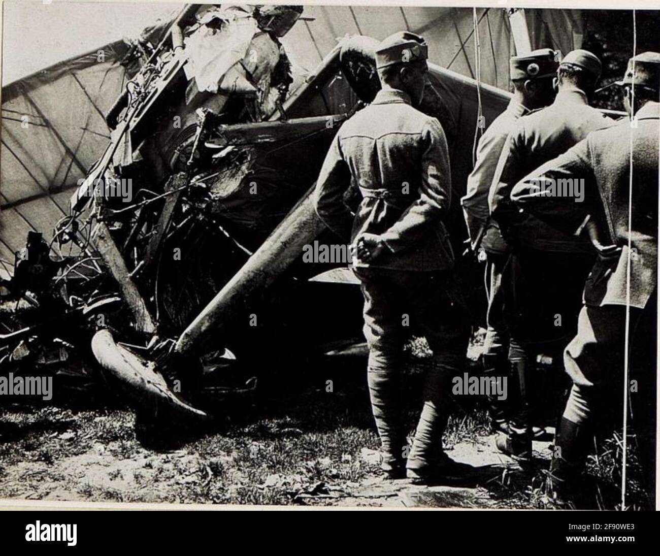 L'aviateur brisé des létharters s'est fait dignement sur 8.6.1917 flyers de plenner de la compagnie aviateur 15, devant les boîtes d'artillerie à Brixen. Bruit de détail du moteur. . Banque D'Images