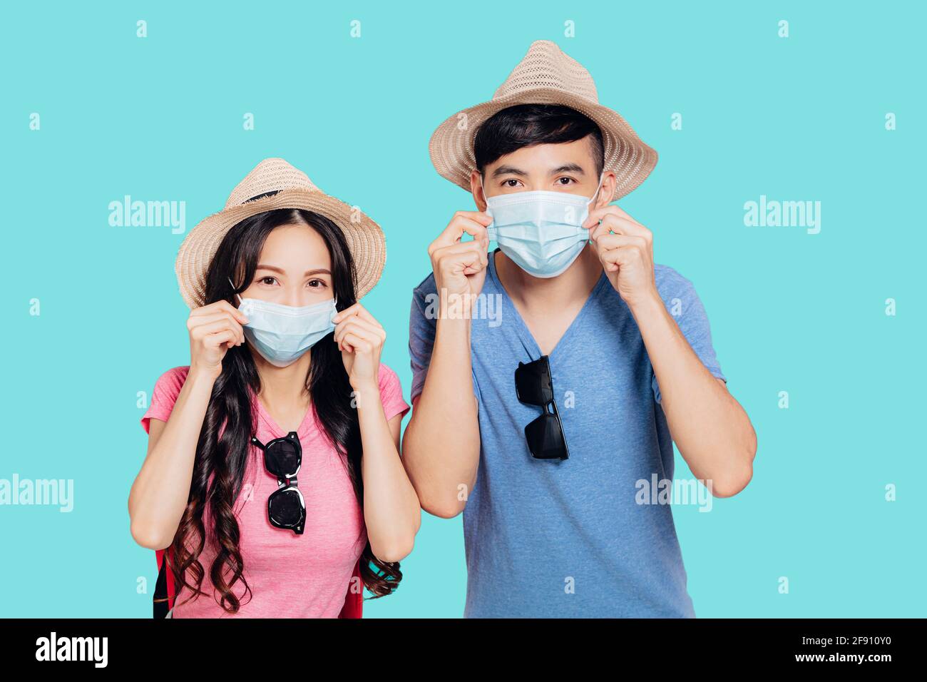 Jeune couple dans des masques de visage pour voyager l'été Banque D'Images