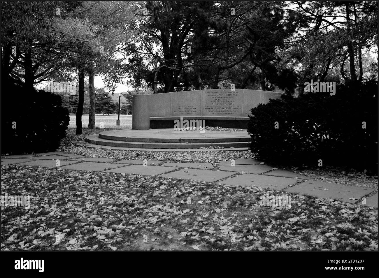 10/26/04 Flushing Meadow-Corona Park, site des foires mondiales de New York 1939 et 1964. Les statues comprennent « The Rocket Thrower » de Donald DeLue, et « The Freedom of the Human Spirit » de Marshall Fredericks et Unisphere, le symbole de l'exposition mondiale de 1964-65. Photo ©Neil Schneider/PHOTOlink Banque D'Images