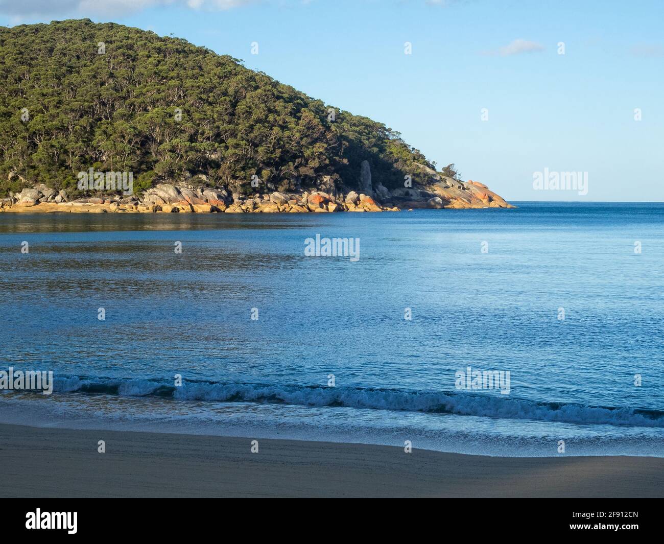 Eau bleue cristalline à refuge Cove - Wilsons Promontory, Victoria, Australie Banque D'Images