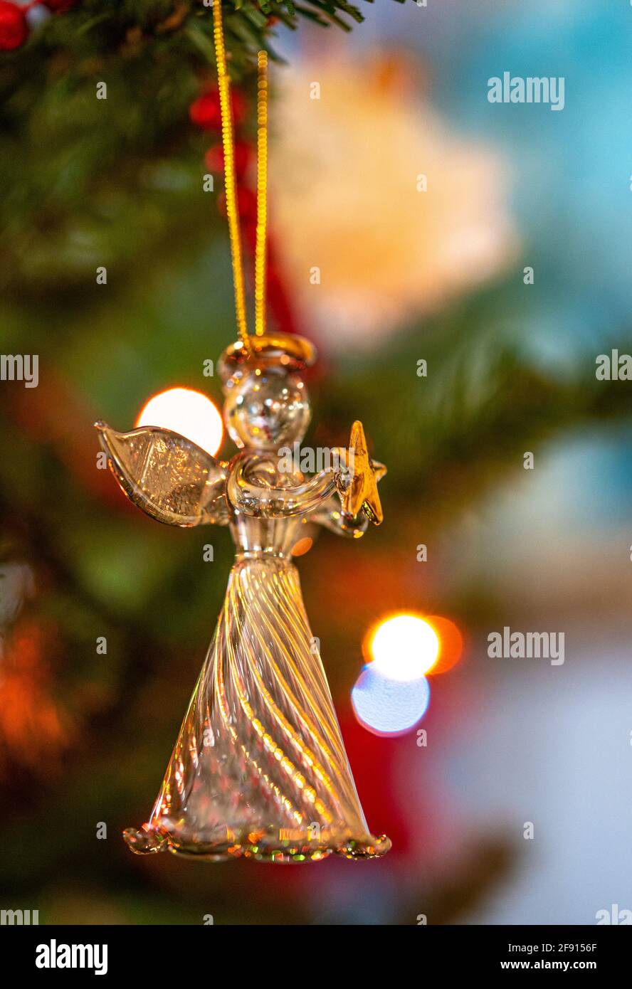 Décoration ange en verre suspendue sur un arbre de Noël Banque D'Images