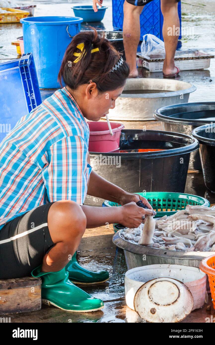 Femme thaïlandaise nettoyant calmar sur Hua Hin Pier, Prachuap Khiri Khan, Thaïlande Banque D'Images