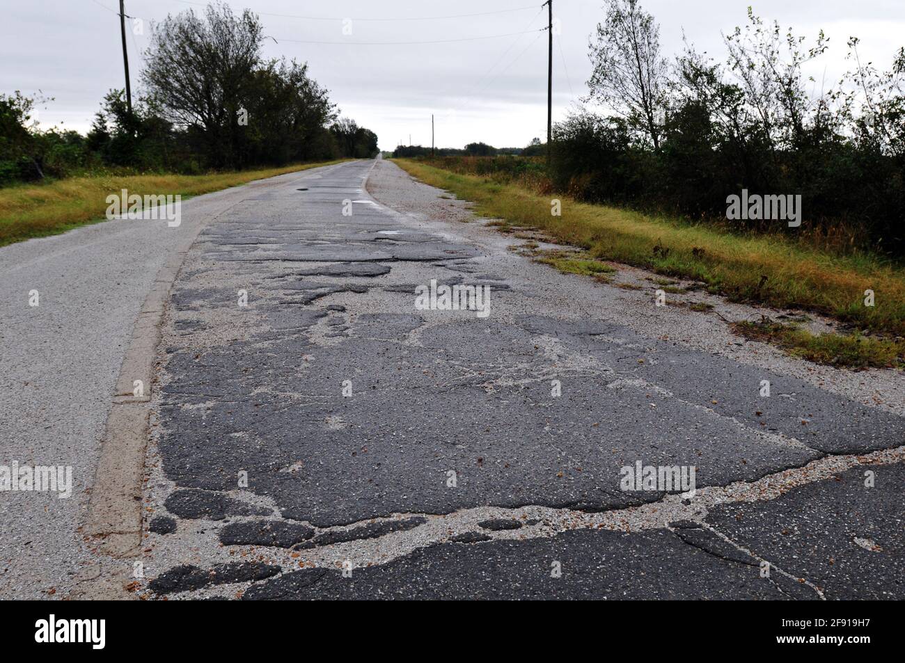 Une bande étroite et fissurée de la route 66 d'origine près de Miami, Oklahoma, connue sous le nom de Ribbon Road ou de trottoir Highway. Banque D'Images