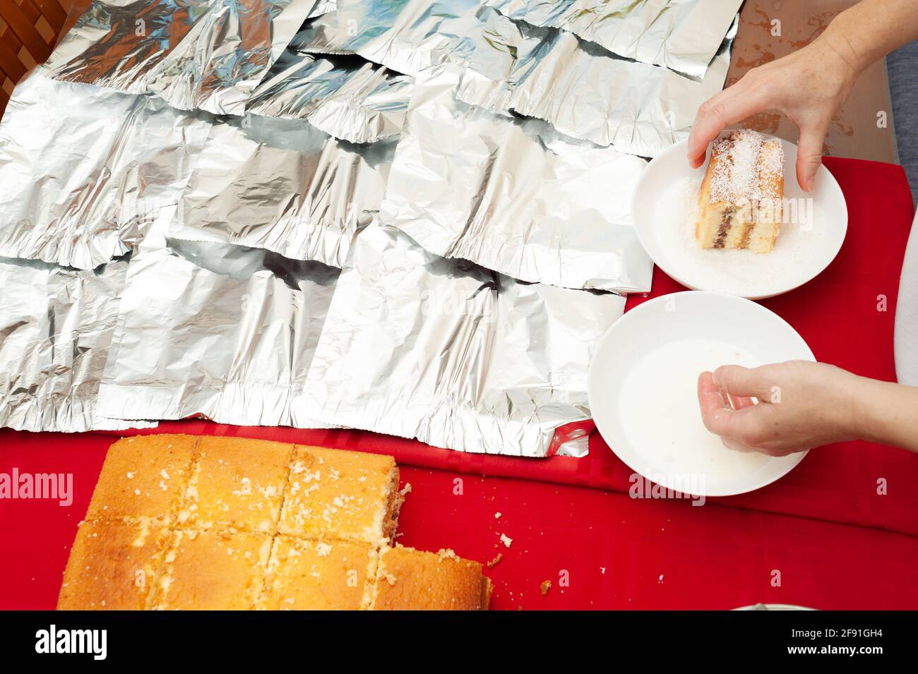 Gateau Bresilien Traditionnel Appele Bolo Glado En Portugais Bresilien Faire Etape Par Etape Les Womans Mettent Le Gateau A La Main Dans La Noix De Coco Rapee Vue De Dessus Photo